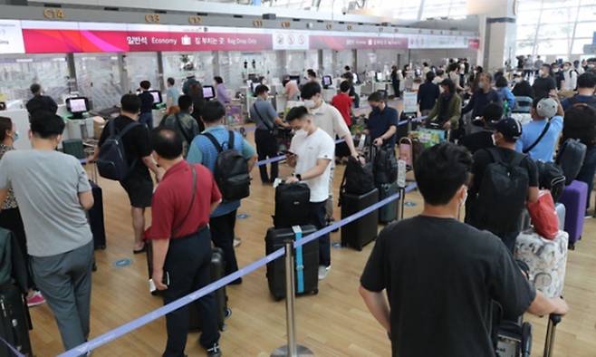 지난달 8일 인천국제공항 제1터미널이 여행객들로 붐비는 모습. 인천공항=뉴시스