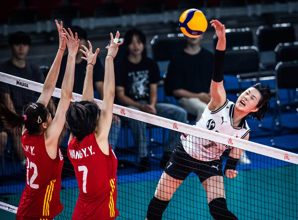 2022 FIVB 발리볼네이션스 리그에서 한국 강소휘과 공격하는 모습.(사진출처=FIVB)