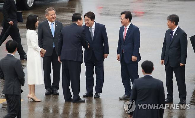 서울공항 도착한 윤석열 대통령 (성남=연합뉴스) 안정원 기자 = 윤석열 대통령이 스페인 마드리드에서 열리는 북대서양조약기구(나토) 정상회의 참석을 위해 지난달 27일 성남 서울공항에 도착, 환송나온 국민의힘 권성동 원내대표와 악수하고 있다. 2022.6.27 [대통령실통신사진기자단] jeong@yna.co.kr