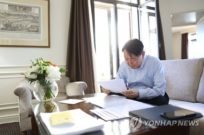 현지 숙소에서 자료 검토하는 윤석열 대통령 (서울=연합뉴스) 안정원 기자 = 대통령실은 북대서양조약기구(NATO.나토) 정상회의에 참석한 윤석열 대통령이 스페인 마드리드 시내에 위치한 호텔에서 자료를 검토하는 사진을 3일 공개했다. 2022.7.3 [대통령실 제공. 재판매 및 DB금지] jeong@yna.co.kr