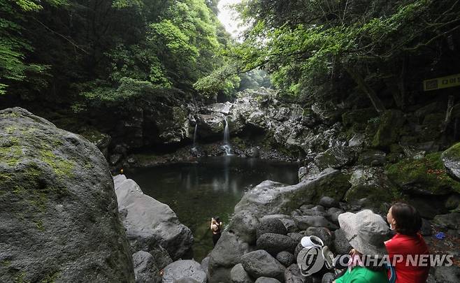 서귀포시 돈내코계곡 원앙폭포 (서귀포=연합뉴스) 진성철 기자 = 제주 서귀포시 돈내코계곡의 원앙폭포. 백중날 여인들이 폭포수를 맞던 곳이다. 2022.6.13 zjin@yna.co.kr