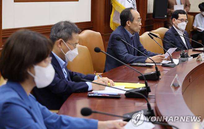 제3차 비상경제장관회의 (서울=연합뉴스) 김승두 기자 = 추경호 경제부총리 겸 기획재정부 장관이 3일 정부서울청사에서 열린 제3차 비상경제장관회의를 주재하고 있다. 2022.7.3 kimsdoo@yna.co.kr