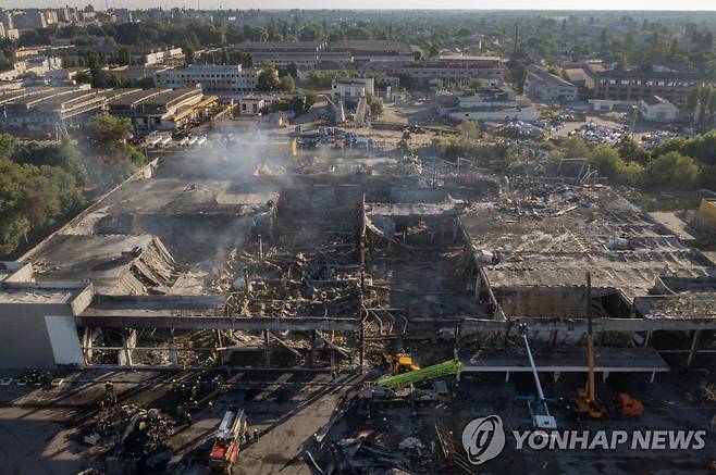 러시아군 로켓 공격 당한 우크라이나 중부 쇼핑몰 [AP=연합뉴스 자료사진. 재판매 및 DB 금지]