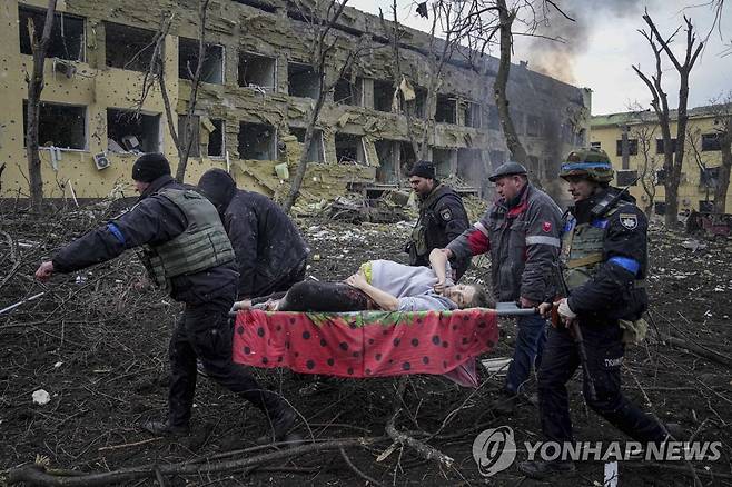 러시아군 공격 당한 산부인과 [AP=연합뉴스 자료사진. 재판매 및 DB 금지]