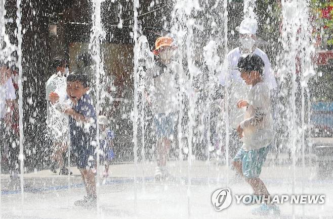 '시원한 물줄기로 더위 식혀요' [연합뉴스 자료사진]