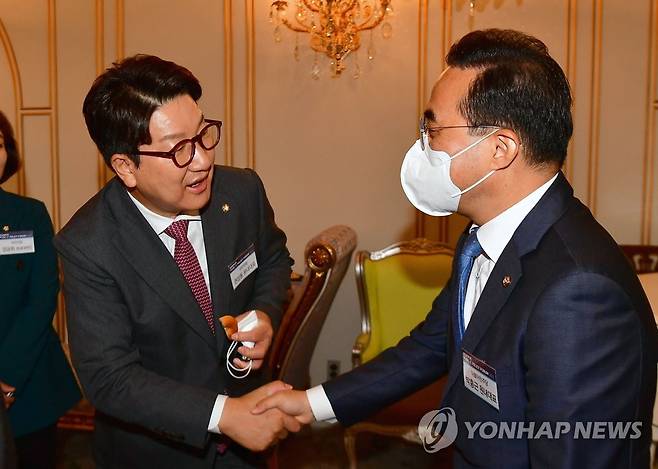 악수하는 권성동 원내대표와 박홍근 원내대표 [연합뉴스 자료사진]