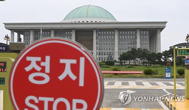 국회 공백 장기화 (서울=연합뉴스) 하사헌 기자 = 장기간 국회 공백이 이어지고 있는 가운데 20일 오전 서울 영등포구 여의도동 국회 구내 순환도로가 오가는 차량이 적어 한산한 모습을 보이고 있다. 2022.6.20 [국회사진기자단] toadboy@yna.co.kr