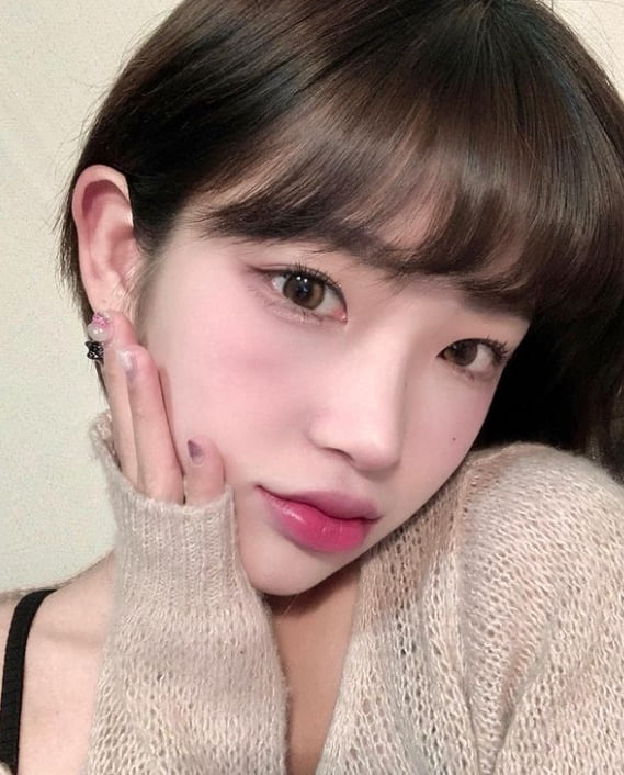 The best exchange we, the daughter of the late actor Choi Jin-sil, dismissed rumors of a ceremony with Grandmother.Choi Joon-Hee had time to communicate with fans on Instagram Story on the 3rd with Ask Anything.Mumul is a system that Choi Joon-Hee answers to fans questions.One netizens question was: Do you live without contacting Grandmother?: Choi Joon-Hee said: Eng?At all? He captured the text he exchanged with Grandmother.In the photo, Grandmother said, Junhee, its the best Ive ever eaten. Its perfect for my mouth.I can confectionery, he said, Thank you for eating well. Good night .Grandmother appeared to taste the bread made by Choi Joon-Hee and left a compliment; Choi Joon-Hee also replied: Good night.Choi Joon-Hees store name is corn grandmother. It seems that his real name jung ok-soon is nicknamed corn.In 2017, Choi Joon-Hee revealed that Mr. Jeong Wook-soon, a Grandmother, had abused him and had attempted extreme choice.The day the post grew the fight between the pair and was called to police by a report from The Best Exchange we.Choi Joon-Hee also called for Grandmothers parental rights to be stripped during a meeting with police.However, he called the surrounding people such as Jung ok-soon and The best exchange we to investigate the reference person and investigated the child abuse allegations and concluded the internal investigation because he could not find the suspicion.At the time, Choi Joon-Hee was admitted to a general hospital with the help of Lee Young-ja, a close friend of Choi Jin-sil.Lee Young-ja, who met Choi Joon-Hee, received hospitalization treatment with the consent of Jung ok-soon for his psychological stability.Choi Joon-Hee then stopped claims of Grandmothers ranting and assault and the conflict was sealed.