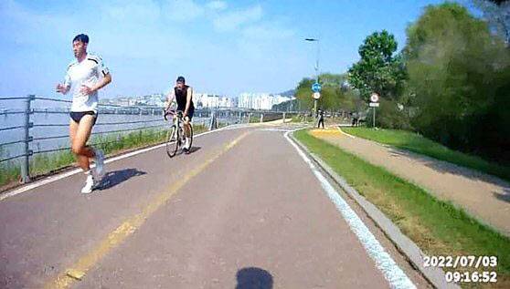 손흥민이 한강변 자전거 도로를 따라 조깅하는 모습.(사진=에펨코리아 축구커뮤니티 캡처)