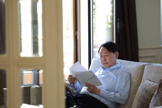 대통령실은 북대서양조약기구(NATO·나토) 정상회의에 참석한 윤석열 대통령이 스페인 마드리드 시내에 위치한 호텔에서 자료를 검토하는 사진을 3일 공개했다.(사진=연합뉴스)