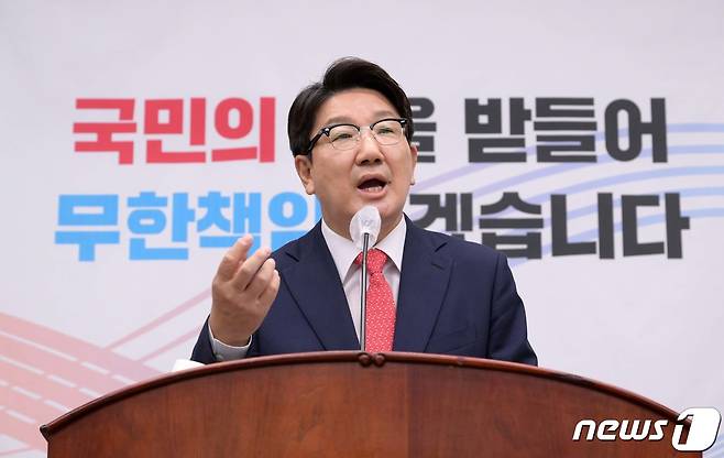 권성동 국민의힘 원내대표가 4일 오전 서울 여의도 국회에서 열린 긴급 의원총회에서 발언하고 있다. (공동취재) 2022.7.4/뉴스1 © News1 이재명 기자