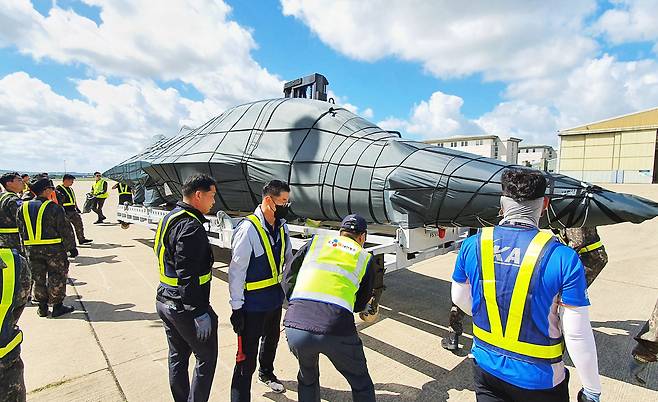 영국 스탠스테드 공항에 도착한 블랙이글스 항공기 T-50B의 환적 작업을 진행하고 있다.(CJ대한통운 제공)© 뉴스1