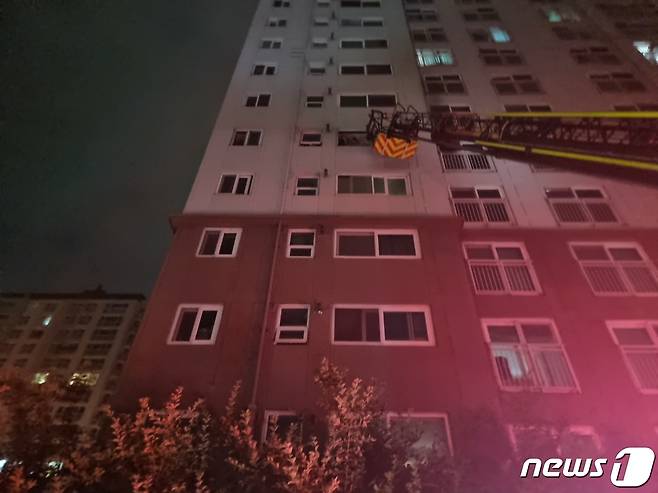 새벽 시간 발생한 화재로 초등학생 등 어린이 3명이 아파트 베란다에서 대피해 있다 구조대에 의해 구조됐다.(아산소방서 제공) © 뉴스1