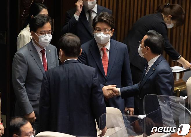 권성동 국민의힘 원내대표가 4일 오후 서울 여의도 국회에서 열린 제398회 국회(임시회) 제1차 본회의에 참석하며 박홍근 더불어민주당 원내대표, 김진표 의원과 인사하고 있다. 2022.7.4/뉴스1 © News1 이재명 기자