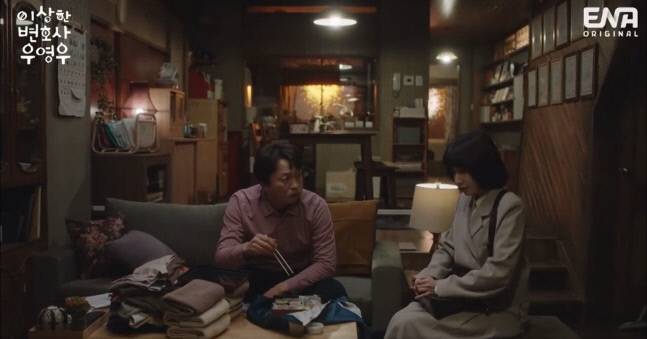 2회에서 영우가 아버지에게 결혼식에 대한 자신의 생각을 말하는 장면.