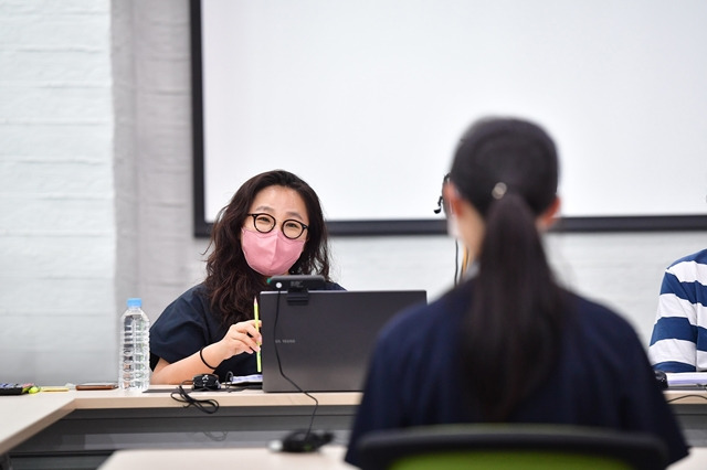 한화그룹이 한국과학기술원(KAIST)과 함께 운영하는 우주 교육 프로그램인 '우주의 조약돌' 1기 30명을 최종 선발했다. 사진은 KAIST 항공우주공학과 전은지 교수가 '우주의 조약돌' 1기 면접을 진행하는 모습. /한화그룹 제공