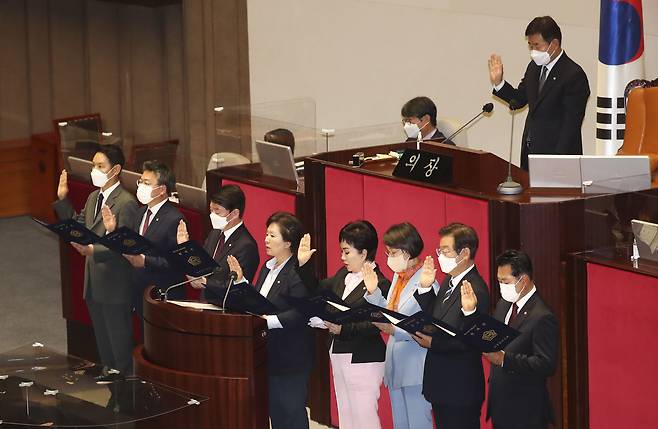 더불어민주당 이재명 의원과 국민의힘 안철수 의원 등 6·1 보궐선거에 당선된 의원들이 4일 오후 서울 여의도 국회에서 열린 제398회 국회(임시회) 제1차 본회의에서 국회의원 선서를 하고 있다. 왼쪽부터 더불어민주당 김한규, 국민의힘 박정하 안철수 김영선 최영희 이인선, 더불어민주당 이재명, 국민의힘 장동혁 의원. /연합뉴스