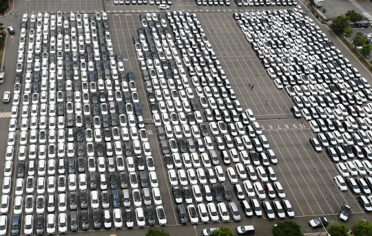 최근 글로벌 공급망 차질로 기업들의 생산비용이 크게 늘어나고 자동차 등의 생산도 위축되고 있다는  한은 분석이 나왔다. 연합뉴스