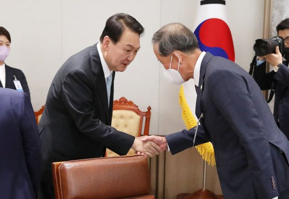 윤석열 대통령이 4일 서울 용산 대통령실 청사에서 일본 경제단체연합회 대표단 접견에 앞서 허창수 전경련 회장과 인사하고 있다. /사진=뉴시스