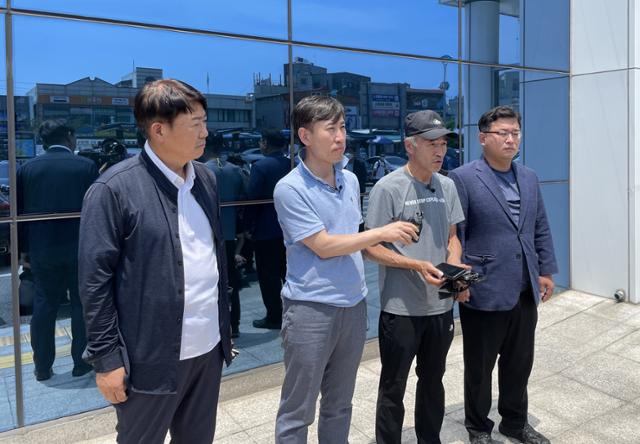 북한군에 피살된 해양수산부 소속 공무원 이대준씨 형 이래진(왼쪽에서 세번째)씨와 국민의힘 '해수부 공무원 서해 피격 진상조사 태스크포스(TF)' 단장인 하태경(두번째) 의원 등이 3일 인천항 연안여객터미널 앞에서 기자회견을 하고 있다. 이환직 기자