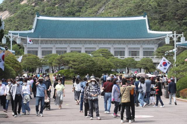 5월 26일 오후 시민들이 청와대 본관 입장을 위해 길게 줄 서 있다. 뉴시스