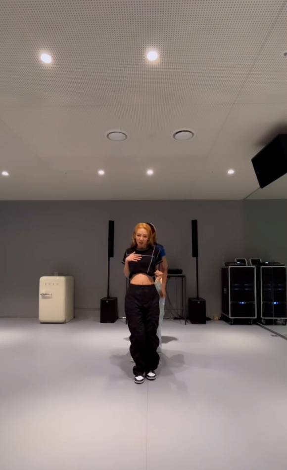 소녀시대 유리, 윤아, 효연, 수영의 안무 영상이 공개돼 화제를 모으고 있다. [사진=소녀시대 유리 인스타그램 캡쳐]