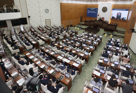 4일 서울 중구 서울시의회에서 전반기 의장 및 부의장 선출을 위한 제309회 임시회 본회의가 열리고 있다. 연합뉴스