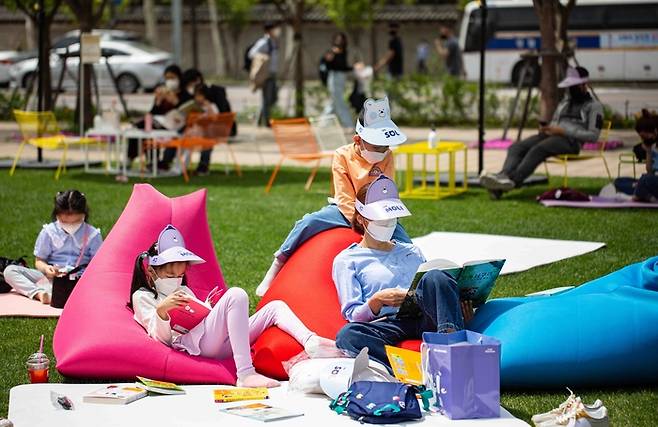 ‘책 읽는 서울광장’이 처음 열린 지난 4월23일 한 가족이 서울광장에서 책을 읽고 있다. 서울시 제공
