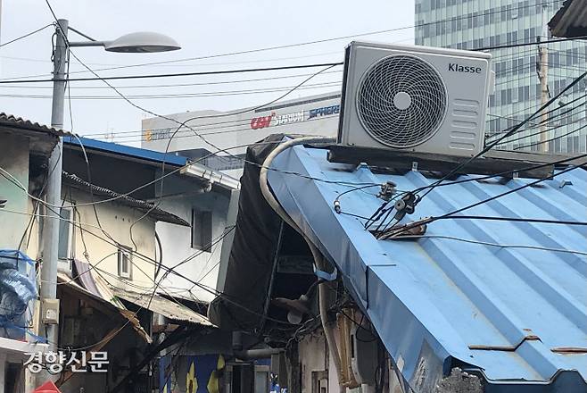 4일 오전 서울 영등포구 쪽방촌 지붕에 에어컨 실외기가 설치돼 있다. 조해람 기자