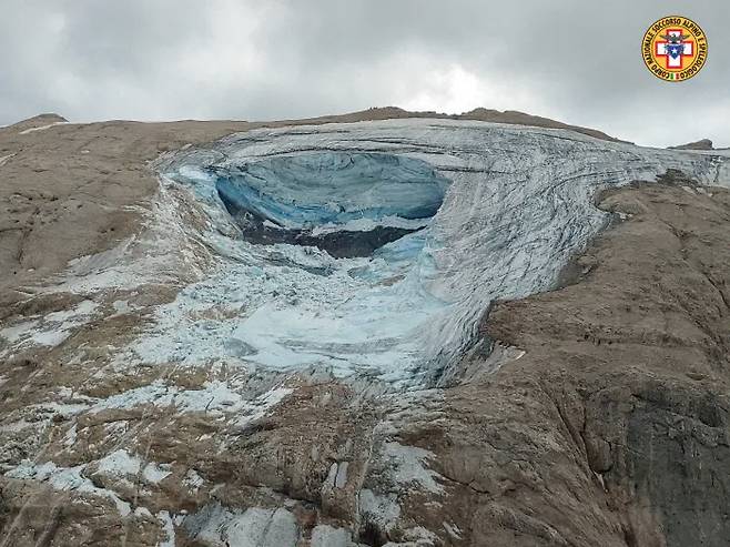 이탈리아 북부 돌로미티 산맥 최고봉 마르몰라다에서 빙하 덩어리가 떨어져나와 등반객들을 덮치는 안타까운 사고가 발생했다. AFP연합뉴스