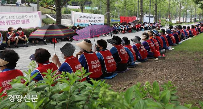 폭염에도 멈출 수 없는 연세대 청소노동자들이 4일 서울 서대문구 연세대 백양관 앞에서 시급 440원 인상, 샤워실 설치 등을 요구하며 집회를 열고 있다. 최근 연세대생 3명은 집회 소음으로 인한 학습권 침해를 이유로 민주노총 공공운수노조 연세대분회 집행부를 상대로 손해배상 청구 소송을 제기해 논란이 되고 있다. 한수빈 기자