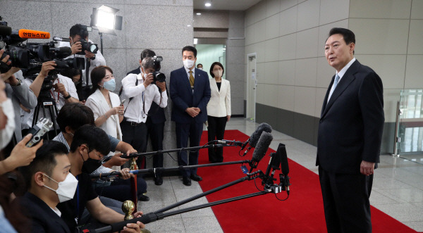 윤석열 대통령이 4일 오전 서울 용산 대통령실 청사로 출근하며 취재진의 질문에 답하고 있다. 대통령실통신사진기자단