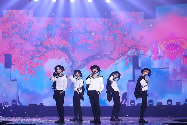 K-pop band Tomorrow X Together perform in the “Tomorrow X Together World Tour Act: Love Sick in Seoul” concert at Jamsil Arena in Songpa-gu, Seoul, Saturday. (BigHit Music)