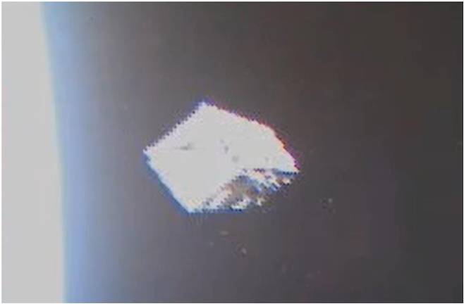 3.2㎏ 큐브위성이 우주 공간에서 사출되고 있는 역사적인 모습. / 사진제공=한국항공우주연구원
