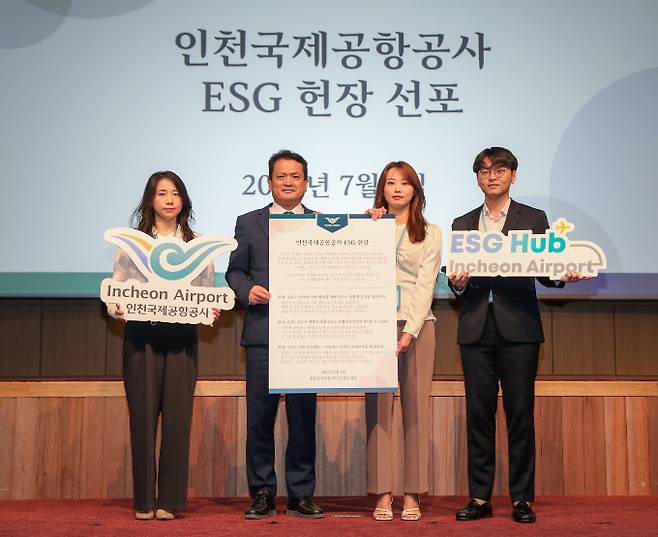 인천국제공항공사가 공공기관 최초로 ESG 헌장을 선포했다. 사진은 최근 열린 선포식에 참석한 김경욱(왼쪽 두번째) 공사 사장과 직원 대표들 모습./ 사진=인천국제공항공사