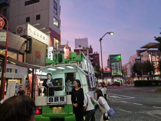 지난달 29일 오후 6시 30분 일본 도쿄도 스가나미구 오키쿠보역 인근에서 열린 가두연설에서 이쿠이나 아키코(사진 가운데) 자민당 참의원 후보가 시민들에게 손을 흔들고 있다도쿄=김선영 기자