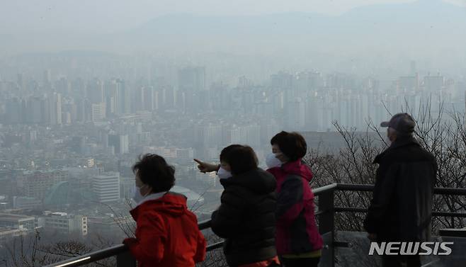 [서울=뉴시스] 조수정 기자 = 평년 기온보다 온화한 날씨를 보이면서 초미세먼지가 나쁨 수준을 보이고 있는 13일 오전 서울 남산에서 얇아진 겉옷 차림의 시민들이 뿌연 도심을 바라보고 있다. 2022.02.13. chocrystal@newsis.com