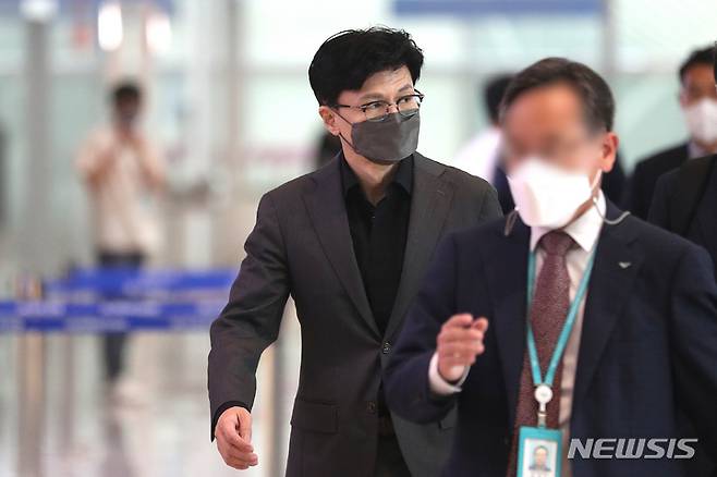 [인천공항=뉴시스] 백동현 기자 = 한동훈 법무부 장관이 지난달 29일 오전 인천국제공항 제2여객터미널에서 미국 출장을 위해 출국장으로 향하고 있다. 2022.06.29. livertrent@newsis.com