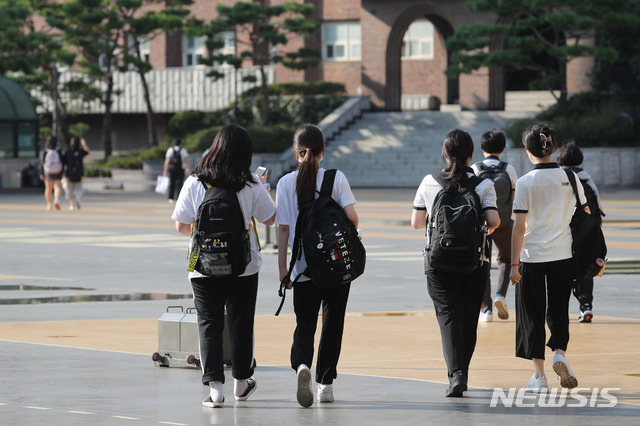 [서울=뉴시스] 권창회 기자 = 10일 오후 서울 시내 한 고등학교에서 고등학교 3학년 학생들이 하교하고 있다. 교육부는 2학기부터 '사회적 거리두기' 4단계에서는 학교별 밀집도 2/3 내외 등교, 1~3단계에서는 전면등교 하는 등 단계적으로 추진한다고 밝혔다. 2021.08.10. kch0523@newsis.com