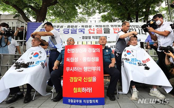 [서울=뉴시스] 김진아 기자 = 전국경찰직장협의회(직협) 민관기 충북 청주흥덕경찰서 직협회장 등 각 4개 경찰서 직협회장들이 4일 서울 서대문구 경찰청 앞에서 행정안전부 경찰국 신설 정책 철회를 요구하는 호소문을 발표한 뒤 삭발하고 있다. 2022.07.04. photo@newsis.com