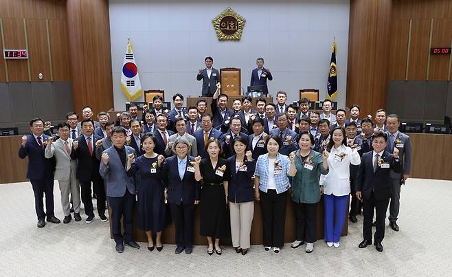 [홍성=뉴시스] 제12대 충남도의회 의원들이 개원식 후 김태흠 충남도지사, 김지철 충남교육감과 함께 기념촬영을 하고 있다.   *재판매 및 DB 금지