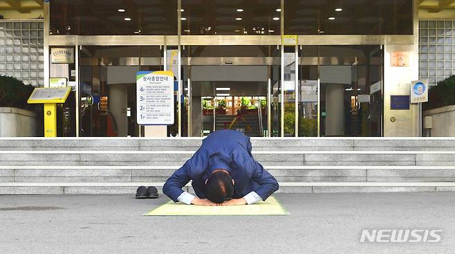 [장성=뉴시스] 이창우 기자= 1일 취임한 김한종 전남 장성군수가 청사 입구에서 군민을 주인으로 섬기겠다는 각오를 밝힌 후 큰 절을 올리고 있다. (사진=장성군 제공) 2022.07.01. photo@newsis.com