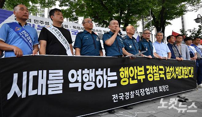 전국경찰직장협의회 민관기 충북 청주흥덕경찰서 직협회장 등 각 4개 경찰서 직협회장들이 4일 오전 서울 서대문구 경찰청 앞에서 행정안전부 경찰국 신설 정책 철회를 요구하며 삭발을 한 후 발언하고 있다. 류영주 기자