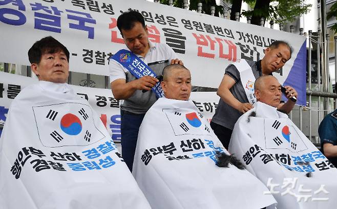 전국경찰직장협의회 민관기 충북 청주흥덕경찰서 직협회장 등 각 4개 경찰서 직협회장들이 4일 오전 서울 서대문구 경찰청 앞에서 행정안전부 경찰국 신설 정책 철회를 요구하는 호소문을 발표한 뒤 삭발하고 있다. 류영주 기자