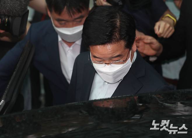 김창룡 경찰청장이 지난달 27일 서울 서대문구 경찰청에서 기자회견을 열고 사의 입장 발표를 한 후 청사를 나서고 있다. 류영주 기자