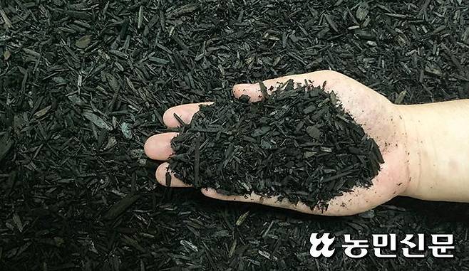 바이오차는 목재 등을 고온에서 산소 없이 열분해해 만든 숯 형태의 유기물로 땅에 뿌려주면 공기 중 탄소를 잡아줘 온실가스 감축뿐 아니라 토양개량 효과를 거둘 수 있다.