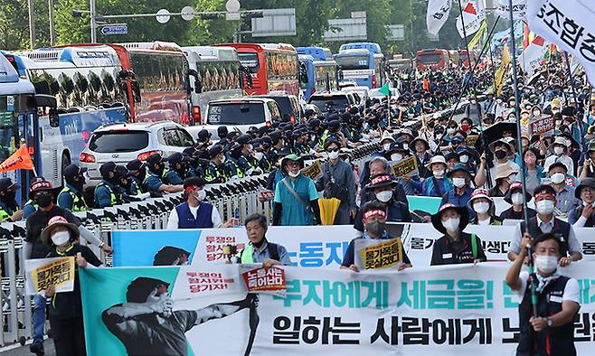 지난 2일 서울 중구 서울시청 앞 광장과 세종대로 일대에서 열린 2022 민주노총 전국노동자대회 참가자들이 대통령 집무실 근처인 삼각지역까지 행진하고 있다. 연합뉴스