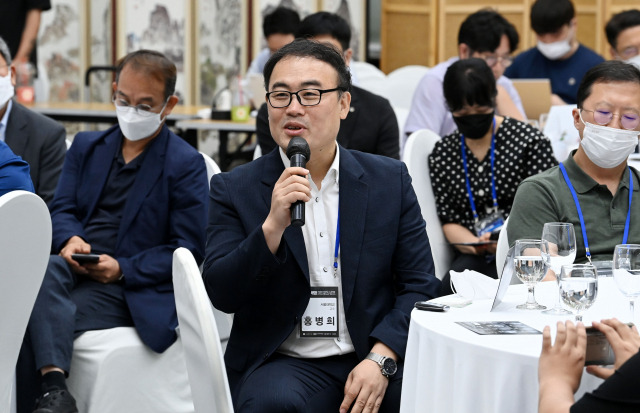 홍병희 서울대 교수가 30일 서울대학교 엔지니어 하우스 대강당에서 열린 ‘대학혁명 토크콘서트’에서 대학 혁신을 강조하고 있다.