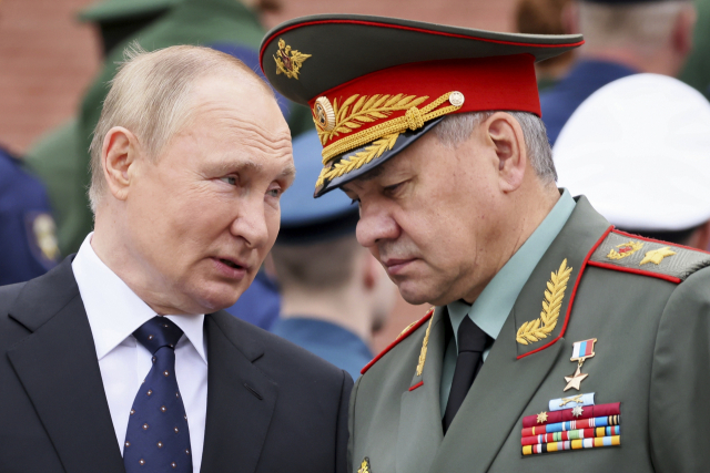 블라디미르 푸틴(왼쪽) 러시아 대통령이 6월 모스크바에서 개최된 한 행사에 참석해 세르게이 쇼이구 러시아 국방장관과 이야기를 나누고 있다. AP연합뉴스