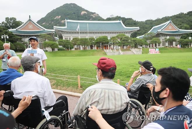 참전용사들 청와대 관람 안내하는 국가보훈처장 (서울=연합뉴스) 서대연 수습기자 = 6·25전쟁 유엔(UN) 참전용사들이 26일 오전 청와대에서 박민식 국가보훈처장의 설명을 듣고 있다. 2022.6.26 dwise@yna.co.kr